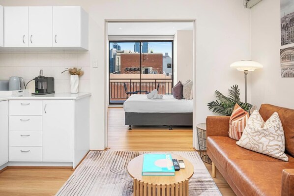 Smart TV, offices - Perth City Retreat: Victoria Ave 1BR Apt (Perth)