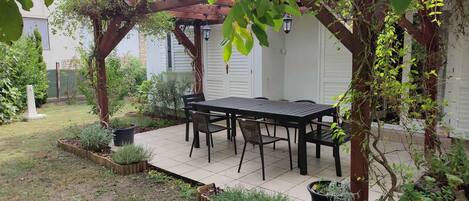 تناول الطعام بالخارج