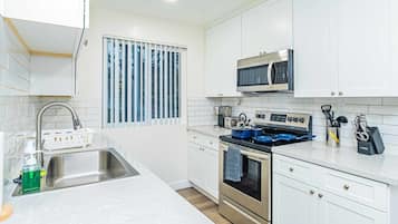 Refrigerador, microondas, horno y parrilla de estufa