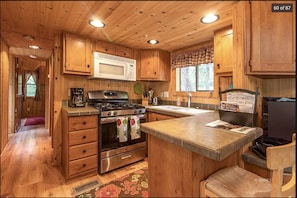 Kylskåp, mikrovågsugn, ugn och spishäll