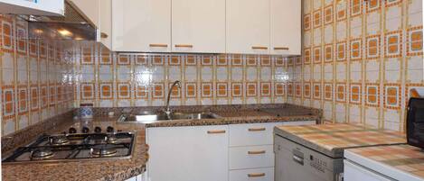 Fridge, microwave, stovetop, dishwasher