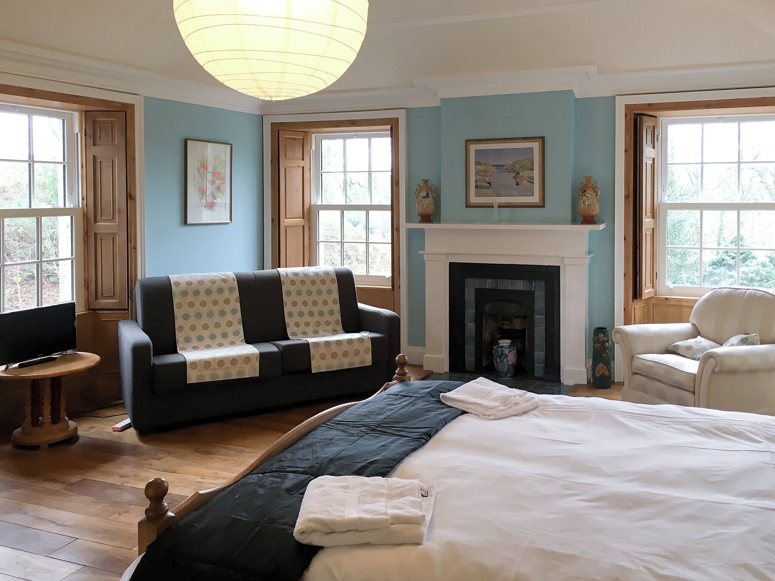 5 bedrooms, free WiFi, bed sheets, wheelchair access