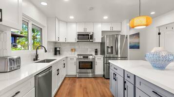 冰箱、微波炉、烤箱、炉灶