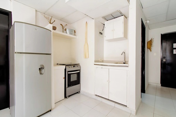 Réfrigérateur, four, plaque de cuisson, blender