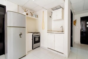 Køleskab, ovn, kogeplade, blender