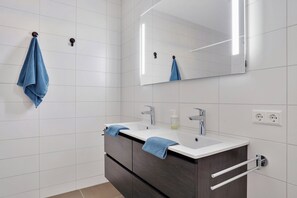 Douche, séchoir à cheveux, serviettes fournies, savon