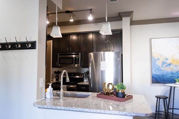 Fridge, microwave, oven, stovetop - Hammock Suite with Infinity Pool (Houston)