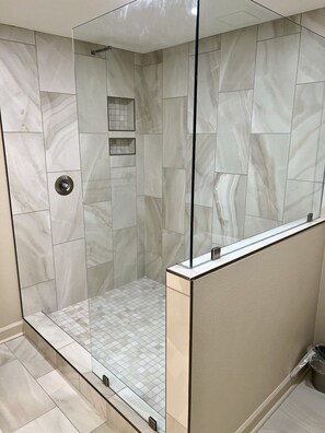 Combined shower/tub, hair dryer, towels