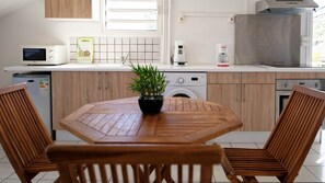 Frigorífic, microones, forn i cafetera i tetera 