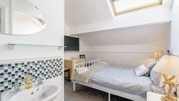 6 bedrooms, free WiFi, bed sheets