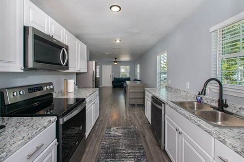 Cheerful 3 bedroom w/ dedicated parking!
