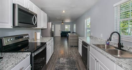 Cheerful 3 bedroom w/ dedicated parking!