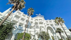 A white building with balconies and a sign reading "SB Sandra Beach". - Sandra Beach Mahdia (Mahdia)