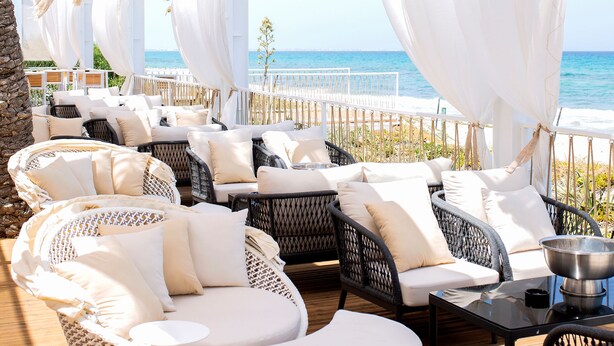 A beachside lounge with wicker sofas and white cushions, overlooking the sea. - Sandra Beach Mahdia (Mahdia)