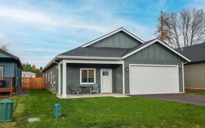 Exterior - Spacious game house minutes to downtown Sandpoint and Schweitzer Mountain (Ponderay)