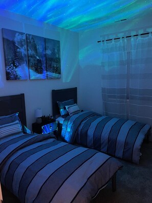 4 bedrooms, desk, WiFi