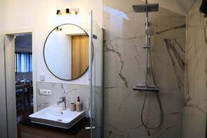 Dusche, Haartrockner, Handtücher, Seife