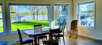 WATER FRONT 3 BDR house, Beach Boat Dock Kayak SALE!! 40% August3-17th Only Left