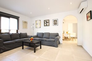 Flat-screen TV - 3 Bedroom Apartment, 40m to the beach Puerto Pollensa (Puerto Pollensa)