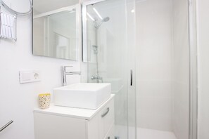 Shower - 3 Bedroom Apartment, 40m to the beach Puerto Pollensa (Puerto Pollensa)