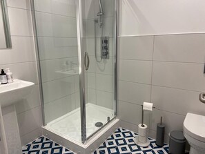 Shower, towels, soap, shampoo - Modern, 2 - bedroom apartment (York)