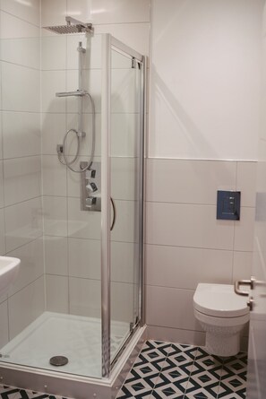 Douche, serviettes fournies, savon, shampooing