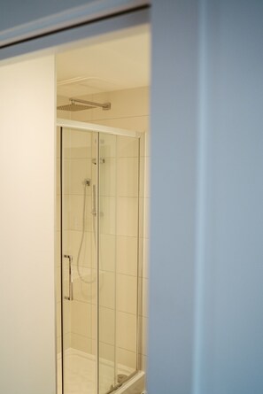 Een douche, handdoeken