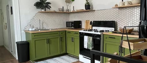 Réfrigérateur, micro-ondes, four, plaque de cuisson