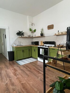 ثلاجة، ميكروويف، فرن، موقد طهي مسطح