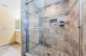 Hårtork och handdukar