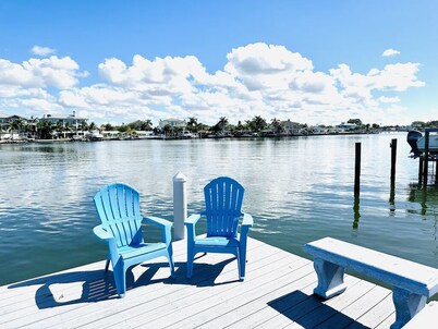 Stunning Bay Waterfront Home with Jacuzzi. Walk to beautiful BEACH