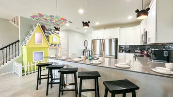 KĂŒhlschrank, Mikrowelle, Ofen, Herdplatte