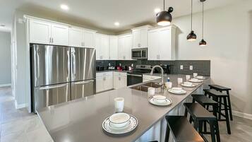 KĂŒhlschrank, Mikrowelle, Ofen, Herdplatte