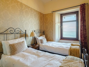 9 室のベッドルーム、WiFi (無料)、ベッドシーツ