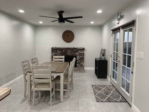 Cozy 3 bed/ 2 bath with a Brewery Feel Patio