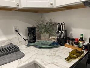 Fridge, microwave, oven, stovetop - Vienna's Place (Freeport)