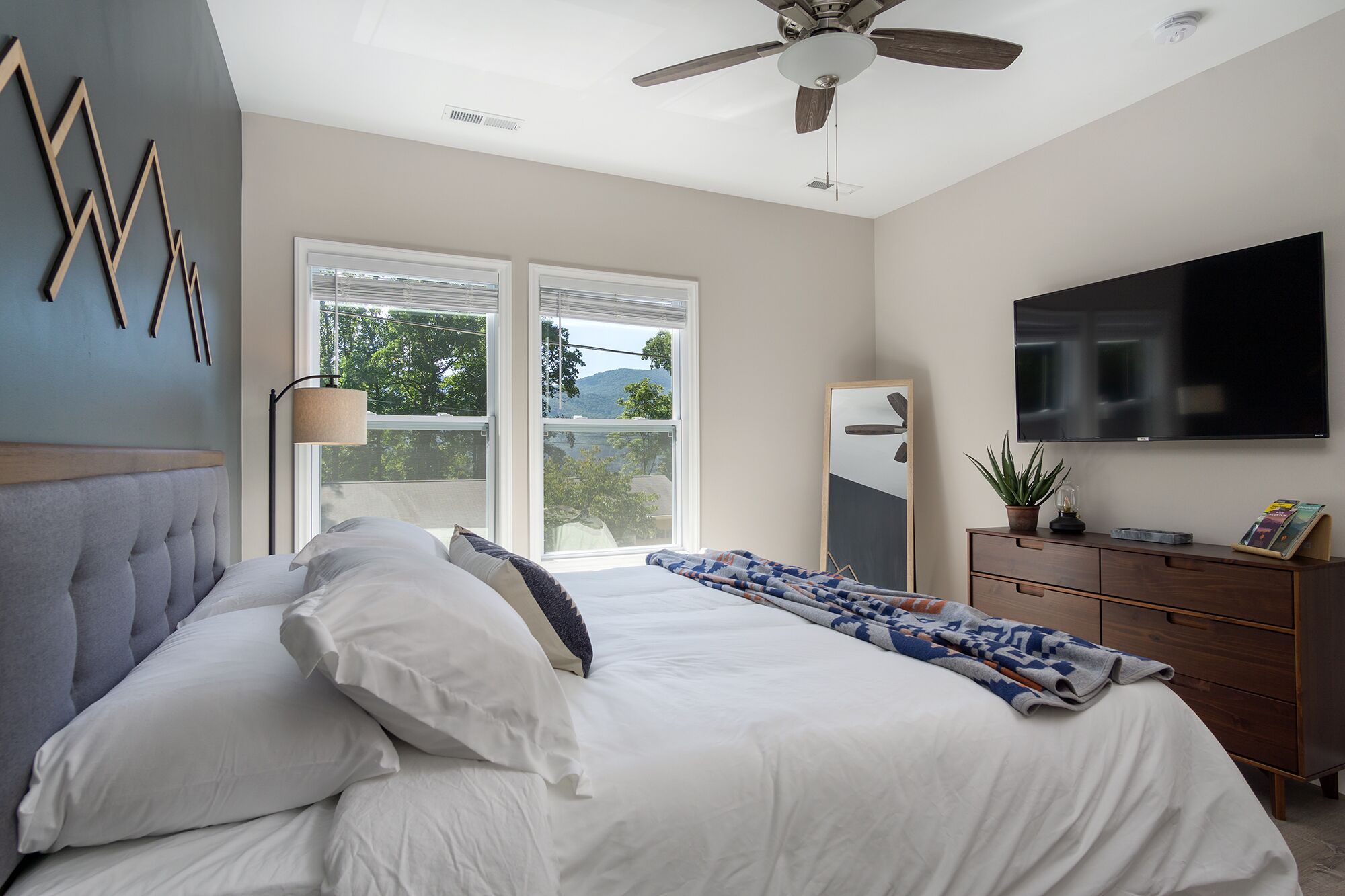 3 bedrooms, desk, iron/ironing board, free WiFi