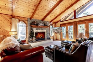 Smart TV, chimenea, videojuegos y reproductor de DVD 