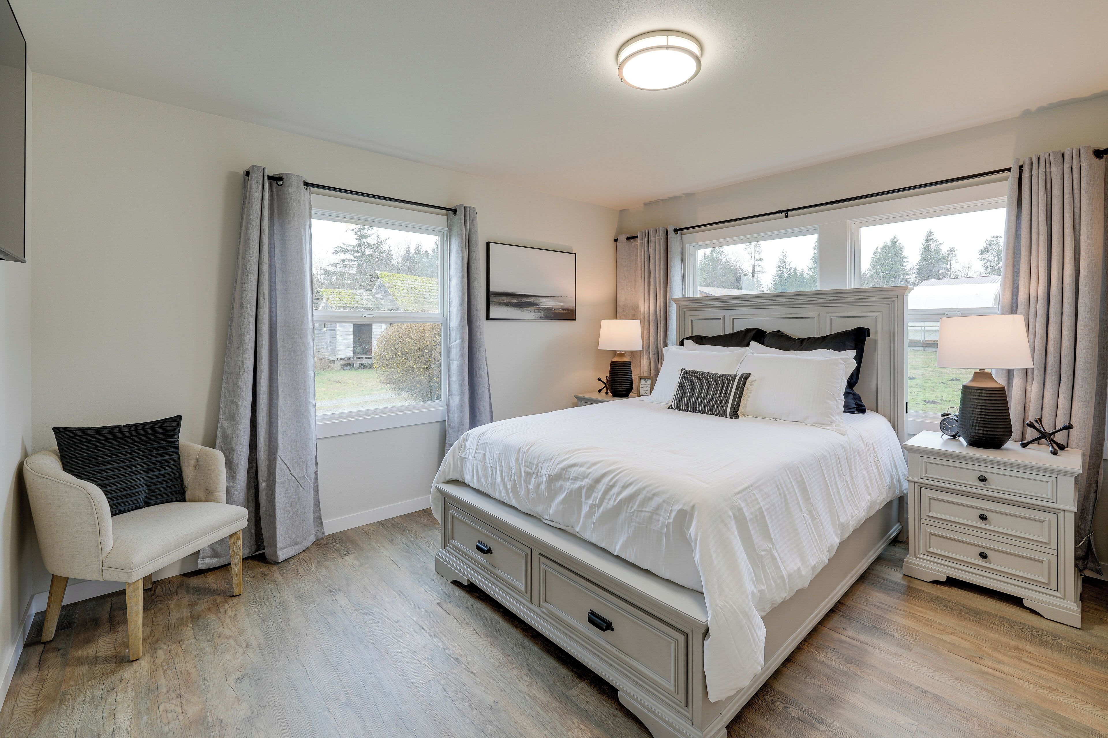 4 bedrooms, desk, iron/ironing board, travel crib