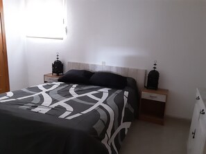 6 chambres, bureau, fer et planche à repasser, lit de bébé portatif