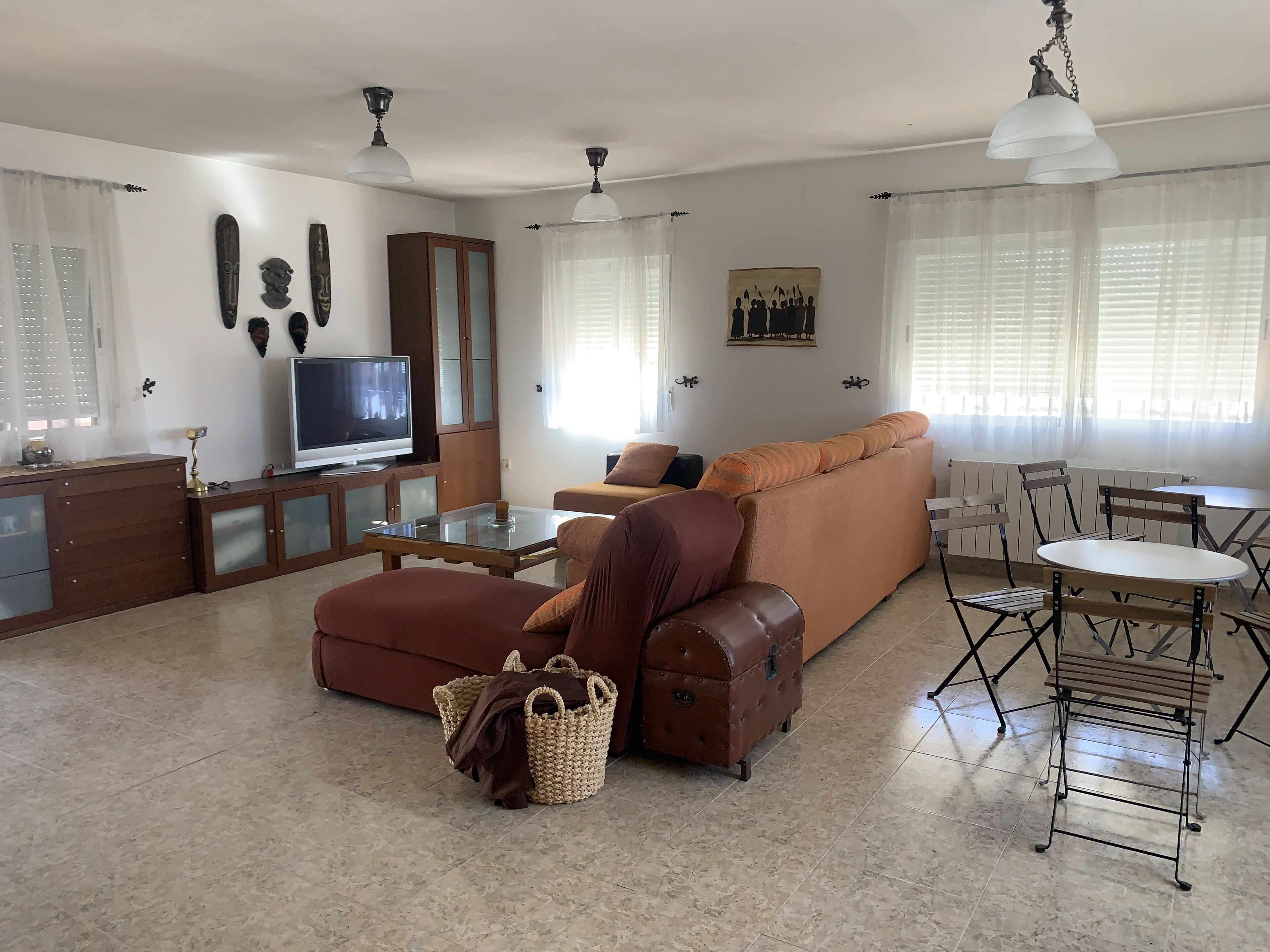 Una Smart TV, una chimenea, un futbolín, libros