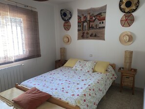 6 bedrooms, desk, iron/ironing board, travel crib