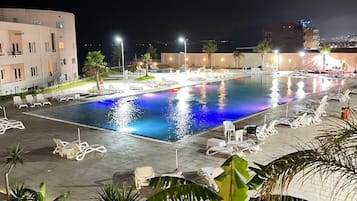 Seasonal outdoor pool, free pool cabanas, pool umbrellas