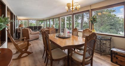 Historic River Front Farmhouse Near Wineries-Private waterfront! Winery tour!
