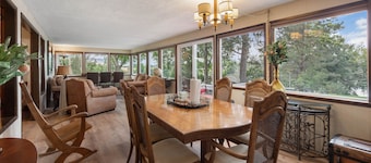 Historic River Front Farmhouse Near Wineries-Private waterfront! Winery tour!