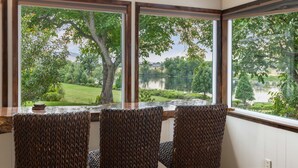 Comedor con vistas a un lago y árboles.
