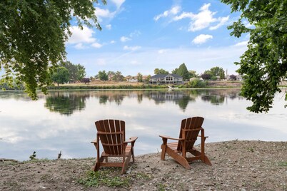 Historic River Front Farmhouse Near Wineries-Private waterfront! Winery tour!