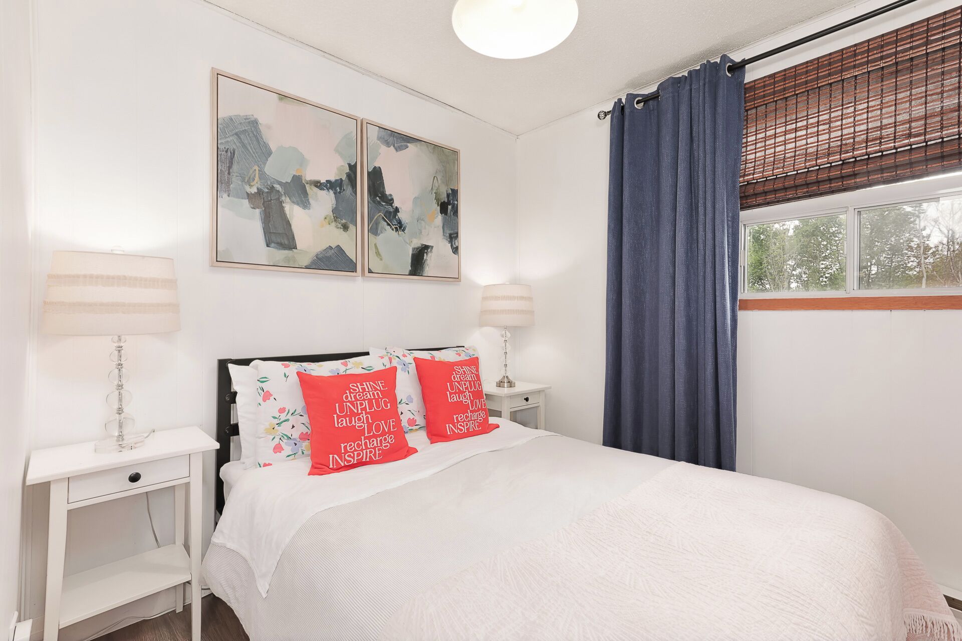 5 bedrooms, desk, WiFi, bed sheets