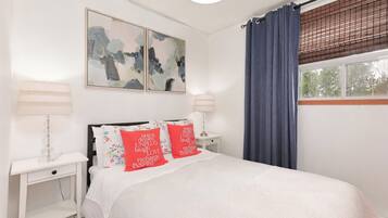 5 bedrooms, desk, WiFi, bed sheets