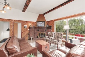 Una Smart TV, una chimenea, un reproductor de DVD